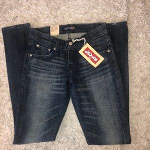 NWT Levi’s 524 Skinny Jeans Size 1 Juniors